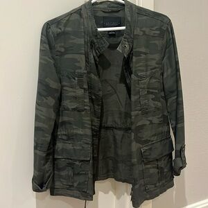 Camo jacket that can tighten around the waist- size small